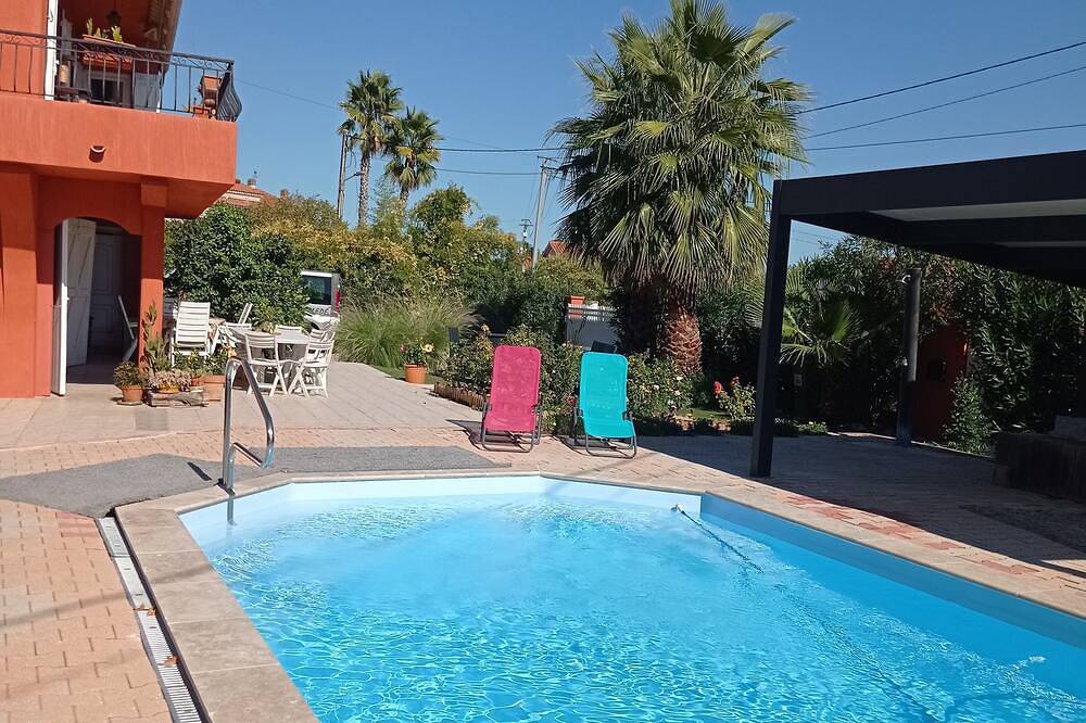 Entire apartment, Between hill and sea - swimming pool, nature and warm welcome in La Farlède, Toulon region