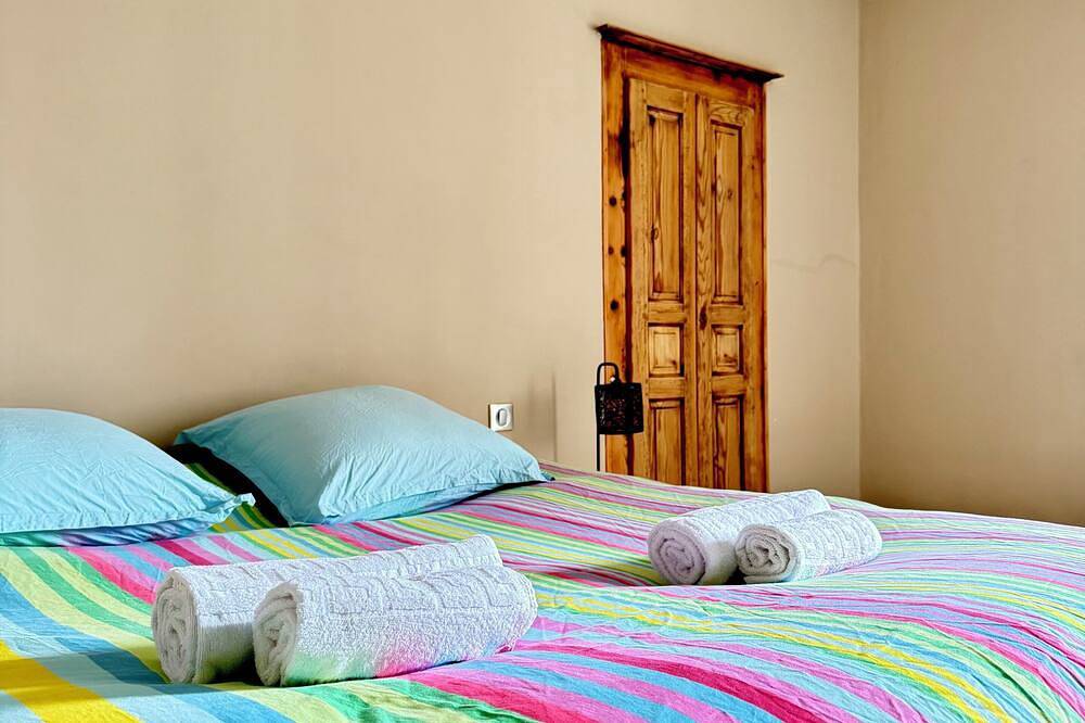 Authentic house in the heart of the village 5mn from the beach in Figari, Distrito de Sartène