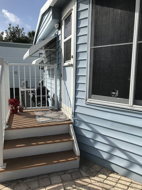 Mobile home for 4 people, with yard and terrace as well as pool in St. Lucie County