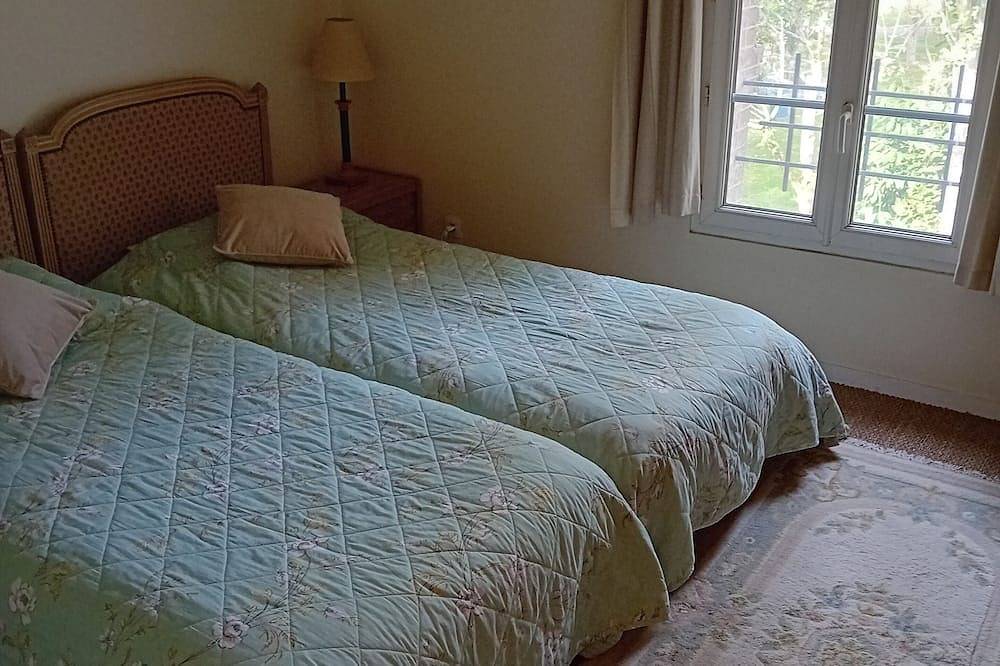 Honfleur, Côte de Grâce, gîte familial avec 2 chambres, jardin privé clôturé in Équemauville, Région de Lisieux