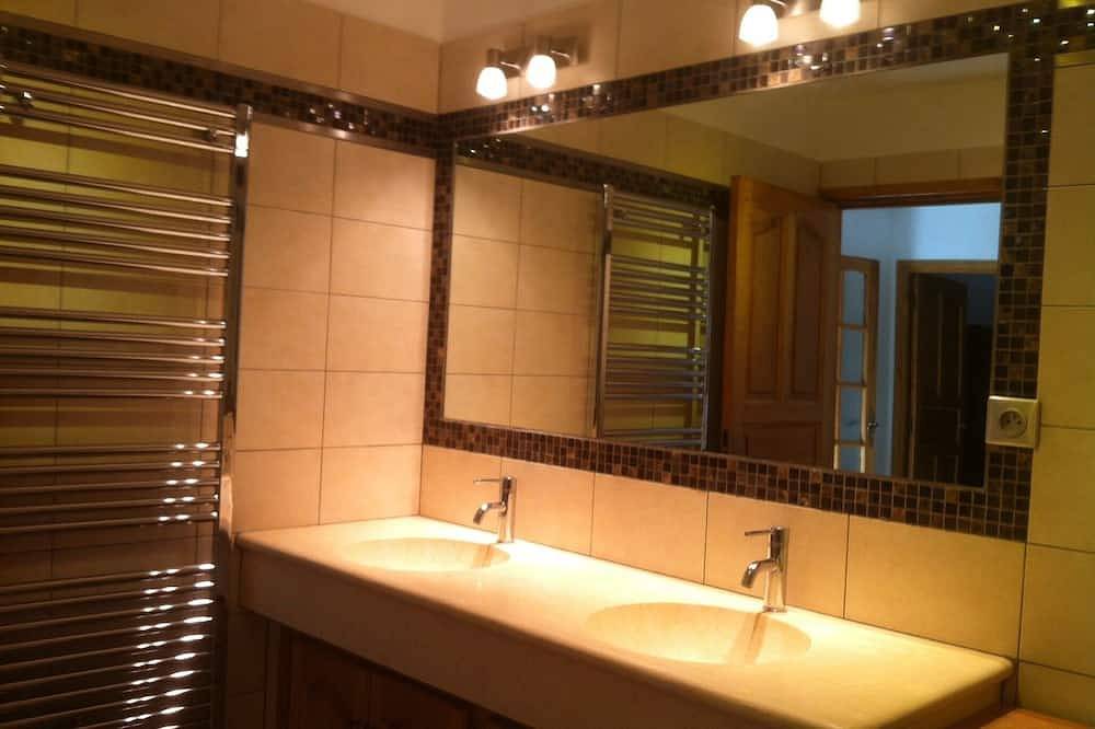 Neue Villa zwischen Meer und Berg in der Nähe aller Geschäfte. in Aregno, Calvi und Umgebung