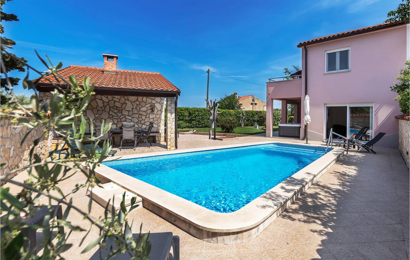 Appartement confortable de 2 chambres avec vue sur la mer, piscine et parking - À 1,5 km de la plage in Banjole, Côte Sud d'Istrie