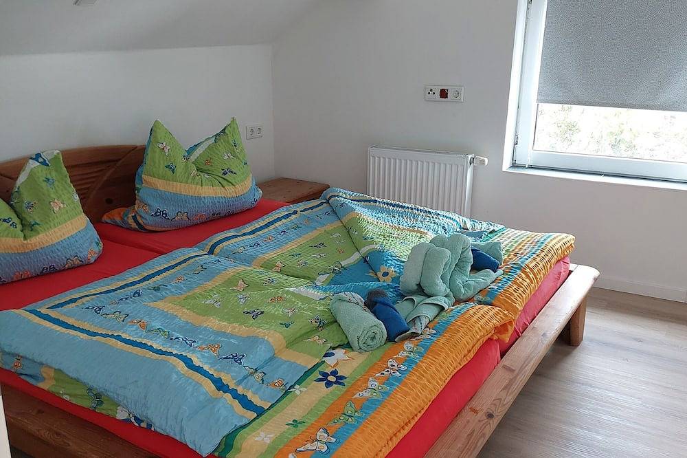 Ganze Wohnung, Ponyhof, 2 Zimmer Dg, Parkplatz auf dem Hof in Großheide, Norden und Umgebung
