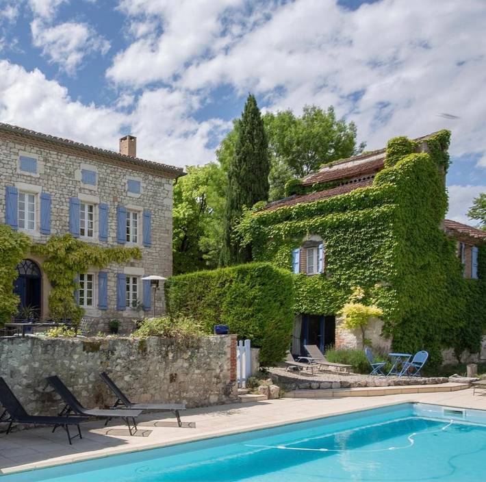 Location de vacances pour 2 personnes, avec Terrasse et Jardin ainsi que Piscine et Vue à Le Verdier