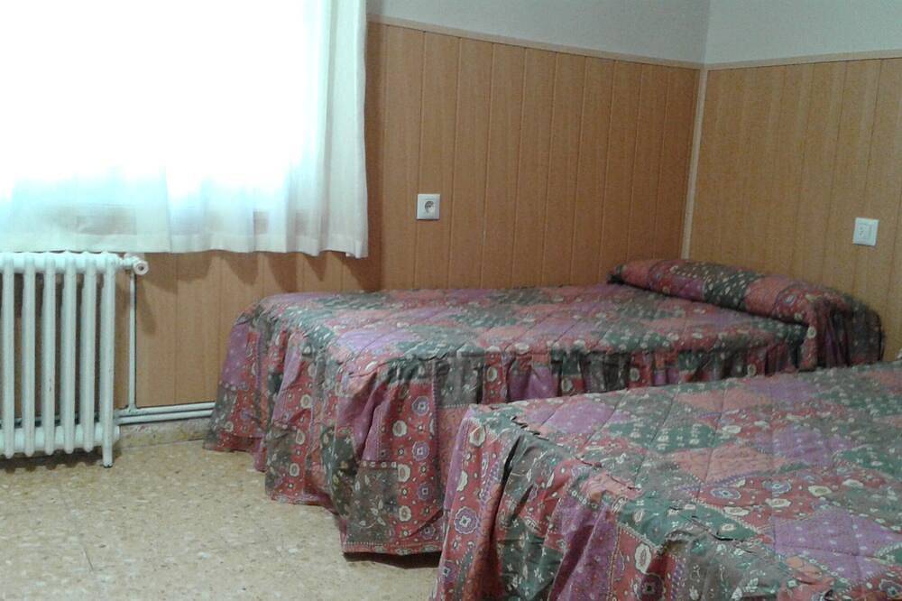 Spacious villa sleeps 20, swimming pool, tennis court, mini-golf course, garden, barbecue,... in Aiguaviva Parc, Vidreres