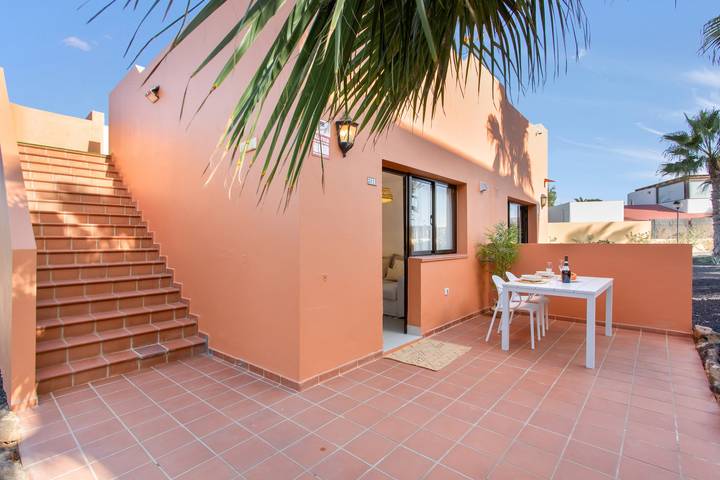 Ganze Wohnung, Ferienwohnung 'Casa Carina Corralejo' mit privater Terrasse und Wi-Fi in Oasis Tamarindo, La Oliva
