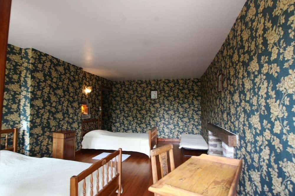Maison rustique 17ème siècle avec jardin, cheminée et parking in Hudimesnil, Région de Coutances