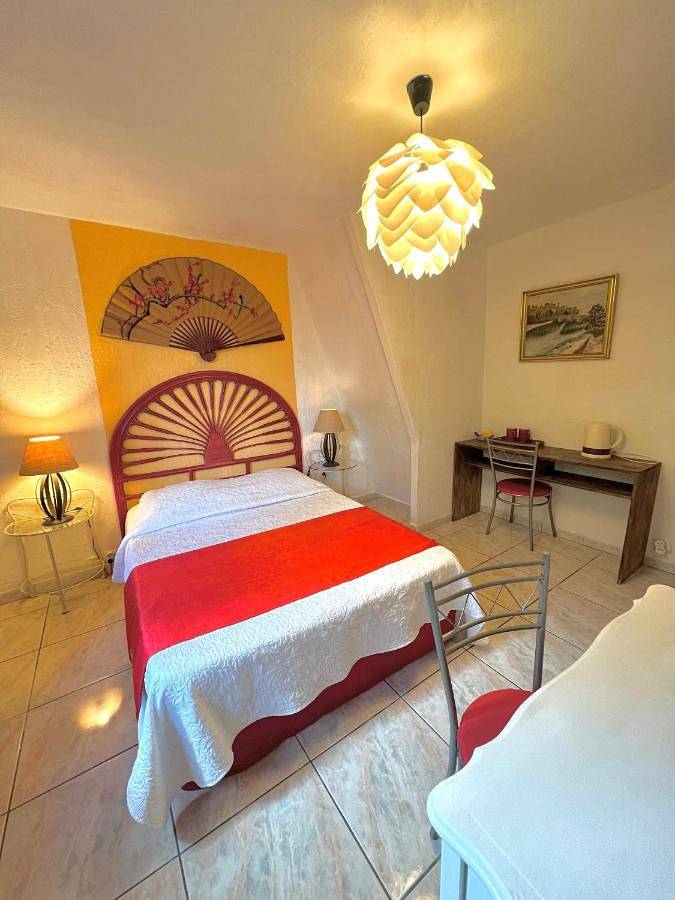 Location de vacances pour 2 personnes, avec piscine ainsi que vue et jardin dans Montlegun - 4