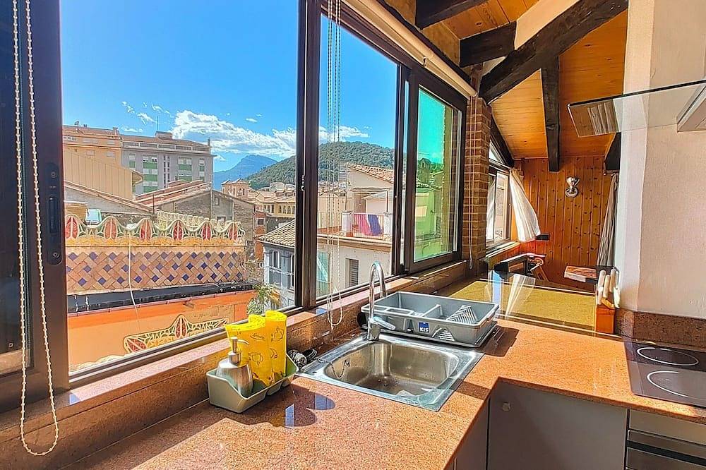 Apartamento entero, Ático-loft con luz natural y sol todo el día con vistas al centro de la ciudad. in Olot, Parc Natural de Zona Volcànica de la Garrotxa