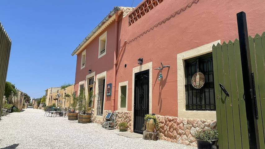 Casa rural para 17 personas, con vistas y jardín en Interior de Alicante