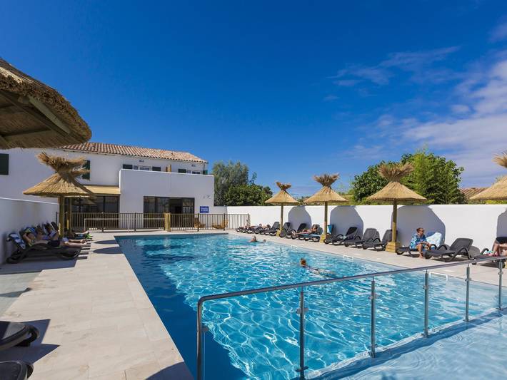 Location de vacances pour 4 personnes, avec sauna ainsi que bassin pour enfant et terrasse, animaux acceptés sur l' Île de Ré