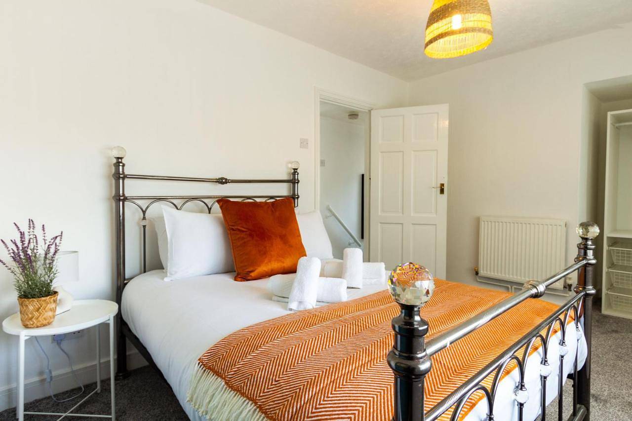 Entire apartment, Stylish Comfort: 2Br Home in the Heart of Wigan in Wigan, Greater Manchester