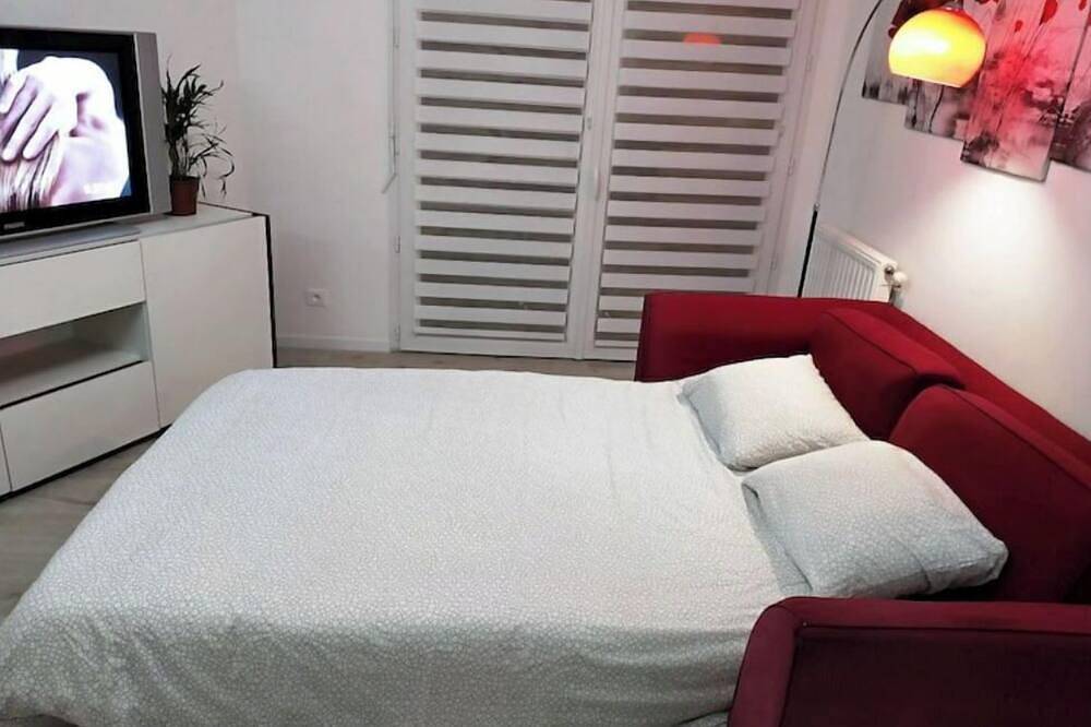 Apartamento entero, New condo, Quiet, Bright, Terrace, Free Parking in Romainville, Sena-Saint Denis