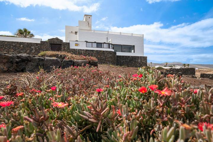 Holiday Villa 'Playa Marina Eco Beach' with Sea Views, Shared Pool and Wi-Fi in Haría, Lanzarote