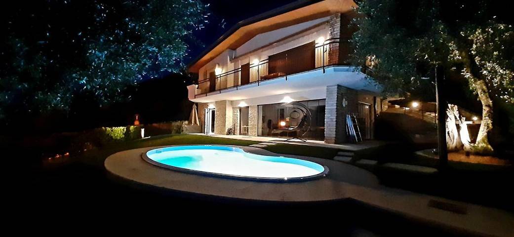 Villa pour 6 personnes, avec Balcon et Jacuzzi ainsi que Terrasse et Jardin à Brenzone
