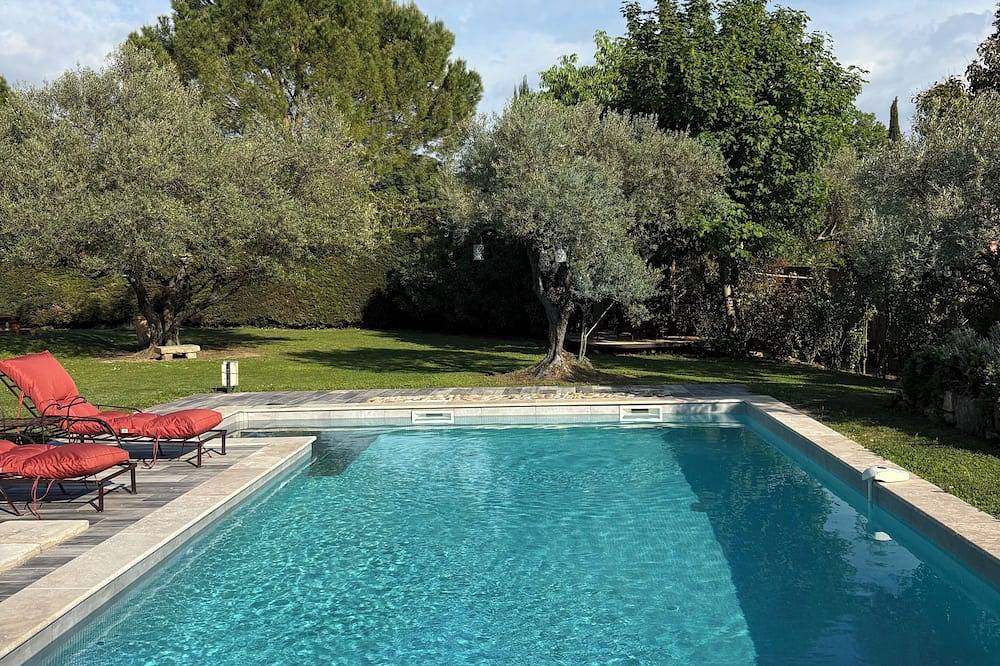 Provençal villa with Heated Swimming Pool near Lourmarin and Luberon vineyards in Cadenet, Parc naturel régional du Luberon