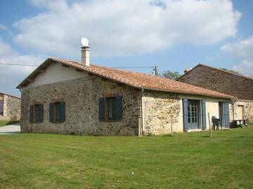 Gîte pour 8 personnes, avec piscine et jardin à Berneuil (Bellac)