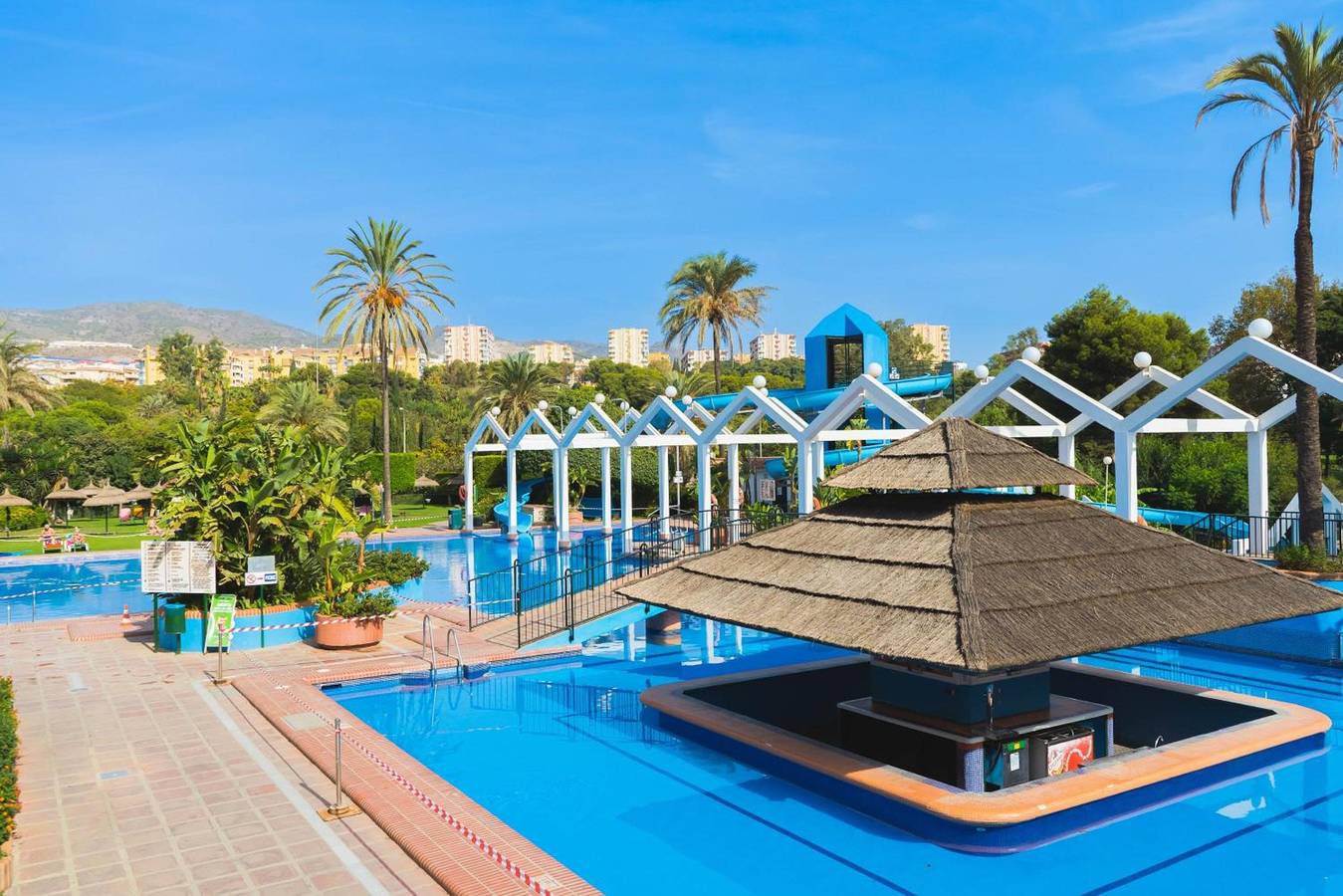 Entire apartment, Apartment 'Benalbeach Sea Front' with Sea View, Wi-Fi and Air Conditioning in Benalmádena Costa, Benalmádena