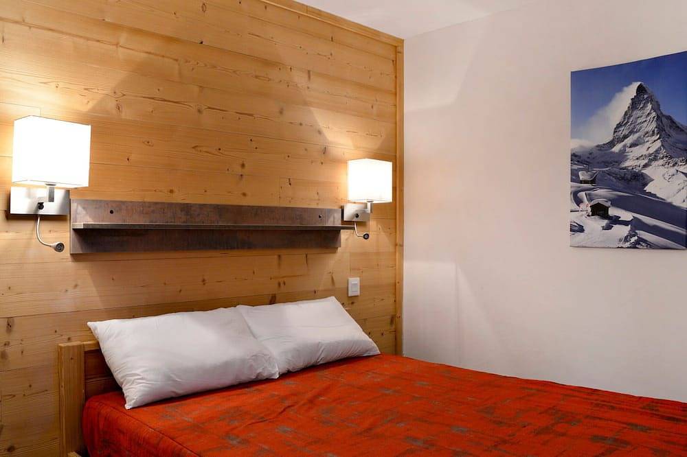 Entire apartment, Spacious Renovated Apartment · Near Slopes · Sleeps 11 · Balcony · Pet Friendly in La Plagne, La Plagne-Tarentaise