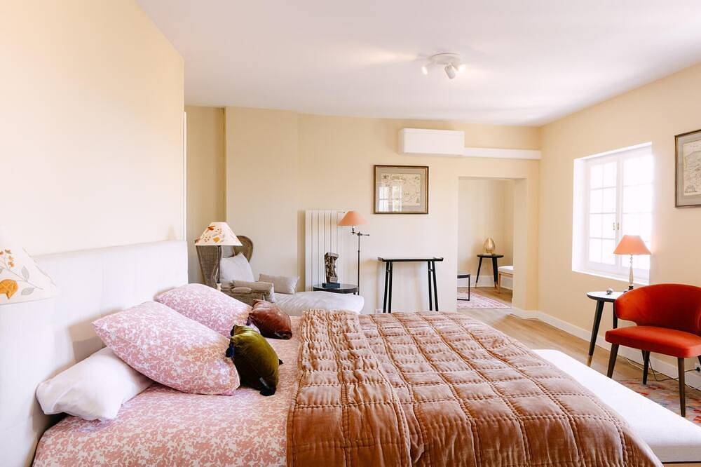 Old monastery in the heart of village with pool in Châteauneuf-du-Pape, Vaucluse