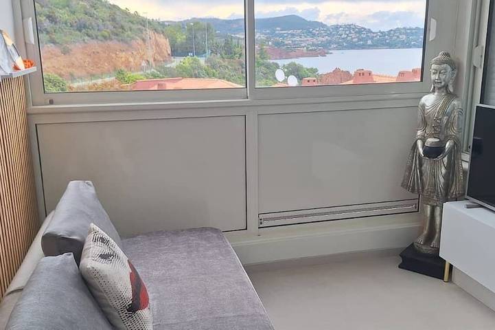 Ganze Wohnung, Roof terrace apartment on the sea waterfront air conditioning wifi in Le Trayas, Saint-Raphaël