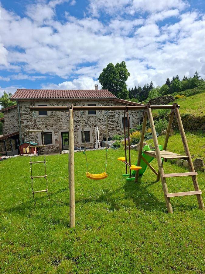 Location de vacances pour 7 personnes, avec terrasse ainsi que vue et jardin à Le Chambon-Feugerolles
