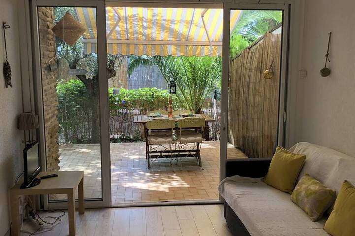 Appartement entier, A 50 mètres de la plage, rez-de-jardin calme et ensoleillé, plein sud, 4p in Le Pradet, Parc national de Port-Cros