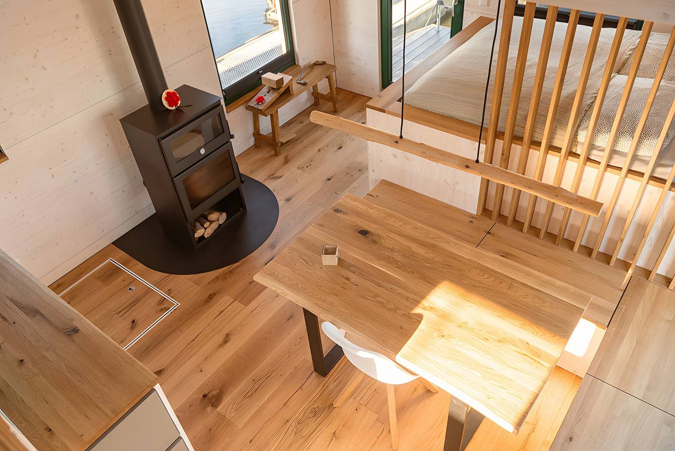 Rustic Tiny Houseboat with Rooftop Terrace and Fireplace in Harburg (Hamburg), Hamburg