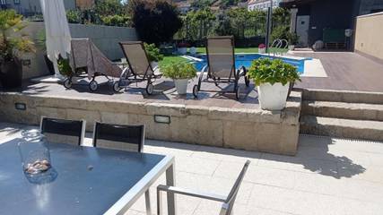 Location de vacances pour 6 personnes, avec piscine et jardin dans Combarro