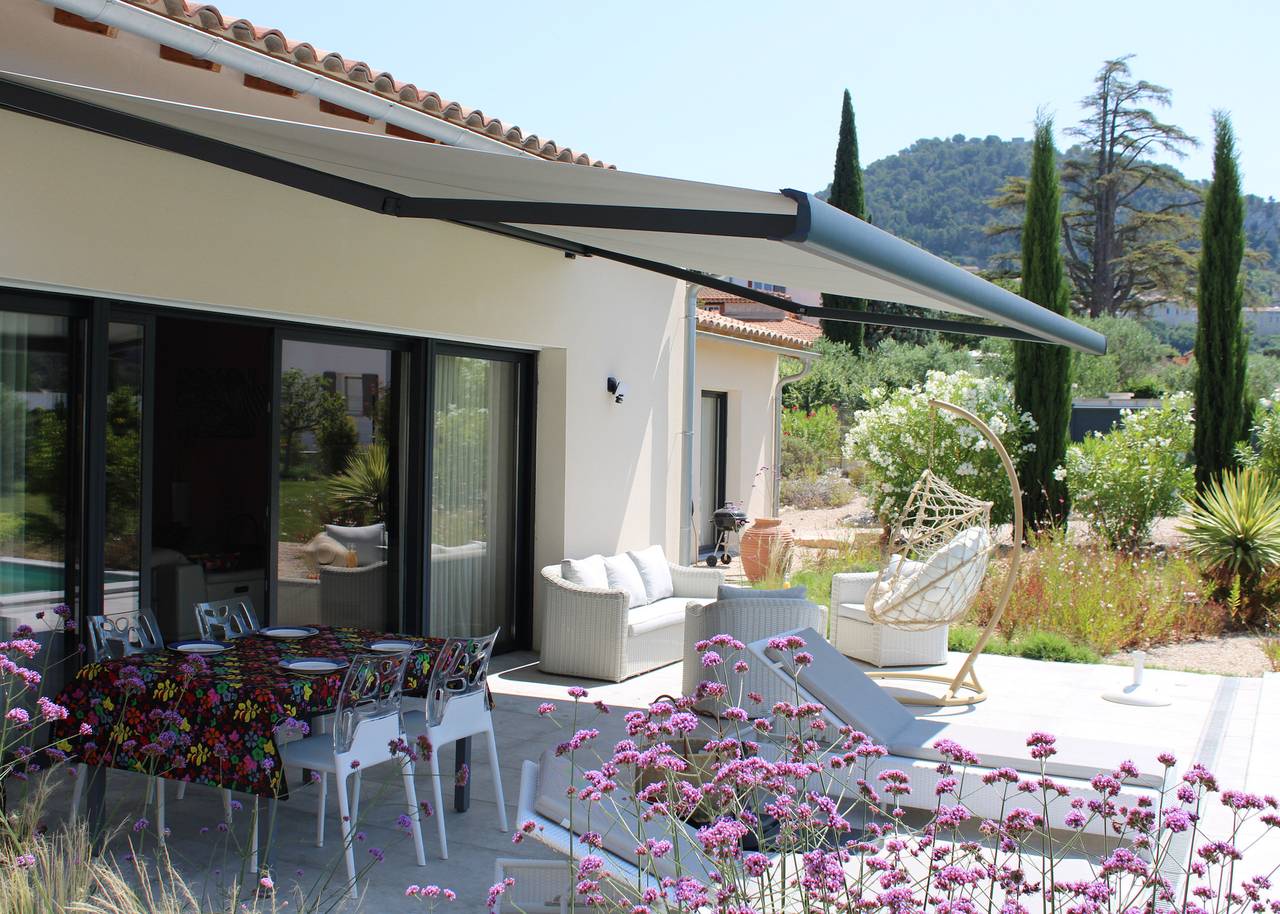 Villa moderne avec jacuzzi, piscine et vue in Séguret, Vaucluse