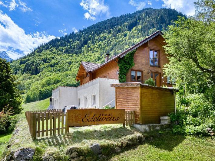 Ferienwohnung für 2 Personen, mit Balkon und Sauna sowie Whirlpool, mit Haustier im Brandnertal