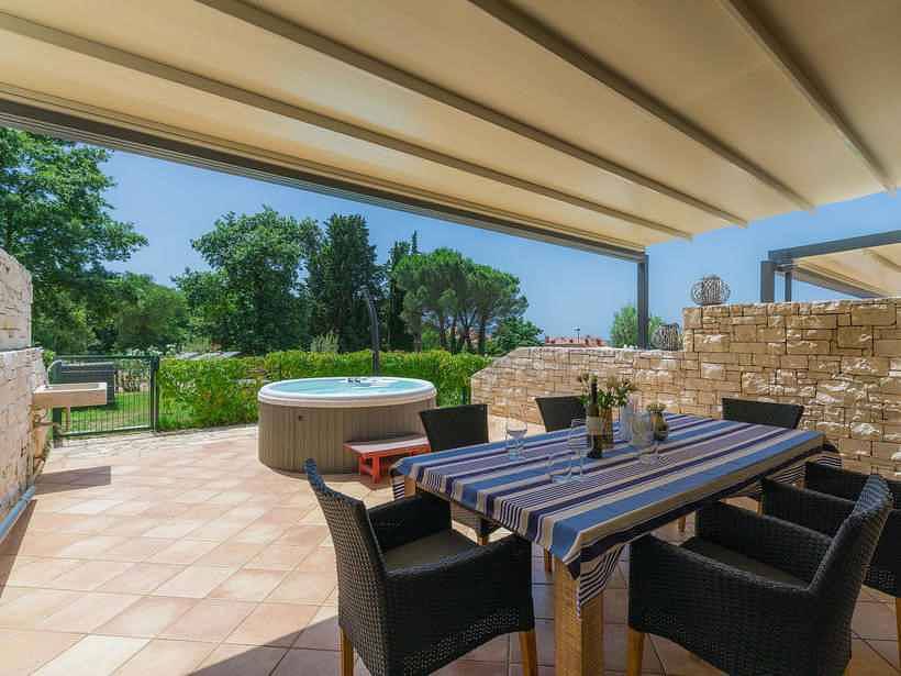 Holiday home with hot tub and sea view near the beach  in Umaška regija