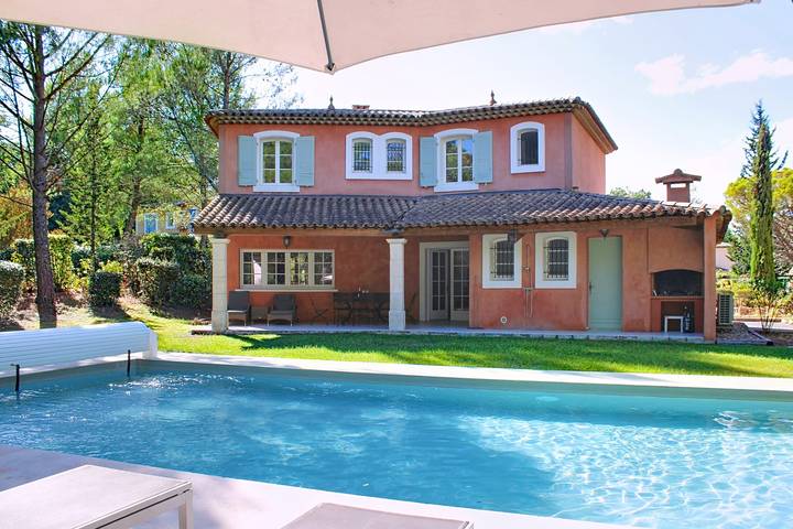 Gîte pour 8 personnes, avec piscine, animaux acceptés dans Domaine de Fayence