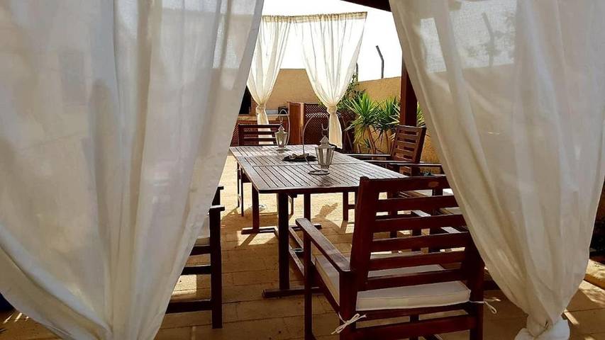 Location de vacances pour 8 personnes, avec piscine ainsi que vue et jardin à Calabardina - 2