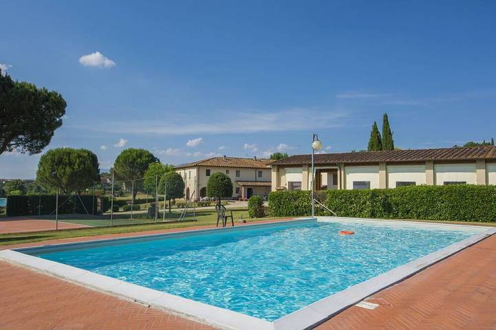 Agriturismo per 7 persone, con giardino e piscina in Bucine