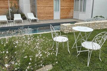 Gîte pour 4 personnes, avec jacuzzi et jardin à Loix