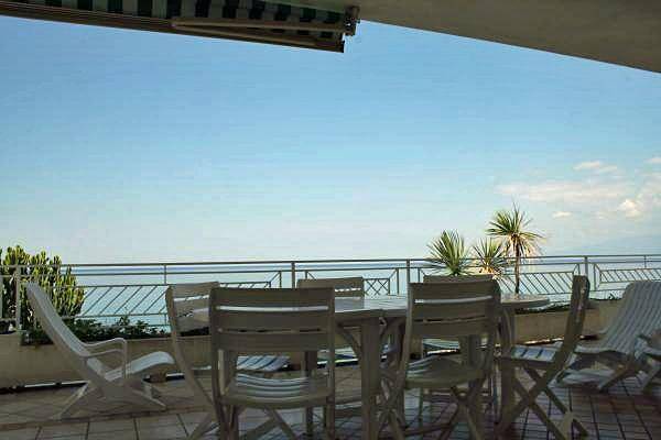Ganze Ferienwohnung, Villa Laura liegt direkt am Meer mit direktem und privatem Zugang zum Strand in Pizzo, Vibo Valentia Provinz