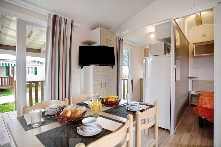 Chalet 'Bungalow T2 I I I - 15 Min Nazaré' with Shared Pool, Private Terrace and Air Conditioning in Leiria District