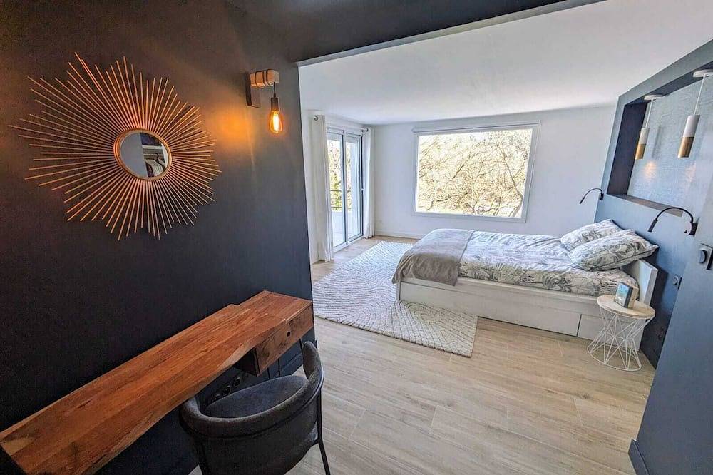 Villa view Ste Victoire (1 hectare of land, swimming pool, spa, hammam) near Aix in Fuveau, Aix-en-Provence region