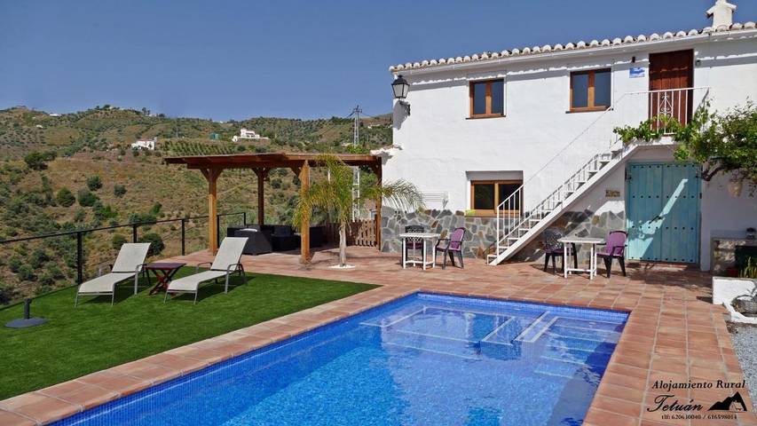 Ferienhaus für 2 Personen, mit Terrasse und Garten sowie Pool und Ausblick in Árchez