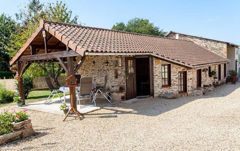 Location de vacances pour 4 personnes, avec Terrasse et Jacuzzi ainsi que Jardin et Piscine à Chalais (Aquitaine)