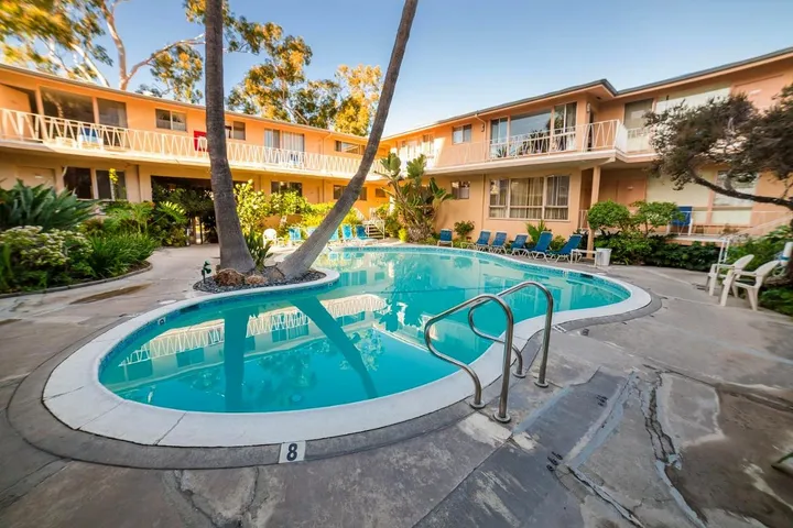 Hotel para 2 personas, con jardín además de piscina y vistas - 1