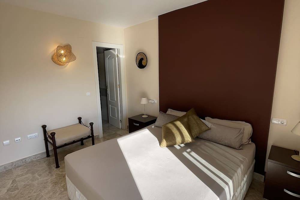 House with terrace, garden & pool. Golf course. And15'' walk from Puerto Banús in Nueva Andalucia Golf Valley, Marbella