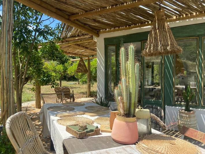 Cama y desayuno para 6 personas, con Terraza además de Jardín y Piscina en Monda
