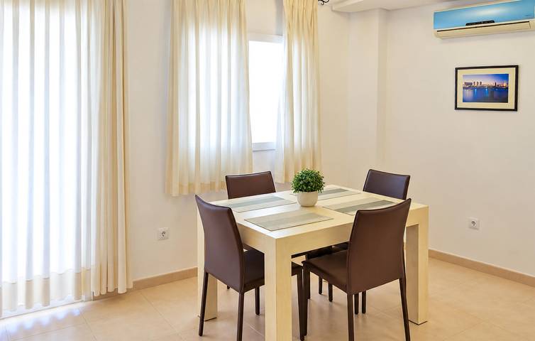 Apartamento vacacional entero, Retiro costero: Aparcamiento, aire acondicionado, piscina, Wi-Fi in Murcia , Interior de Murcia