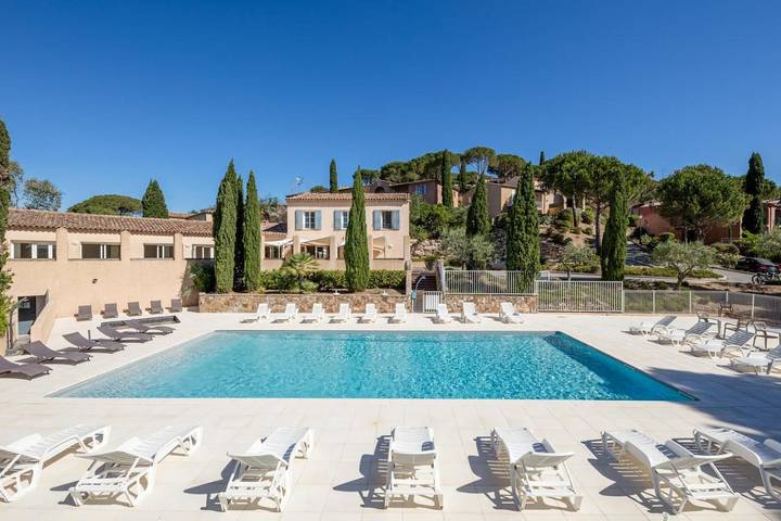 Appart’hôtel pour 8 personnes, avec Balcon et Terrasse ainsi que Jardin et Piscine à Grimaud