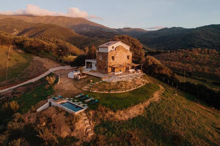 Location de vacances pour 2 personnes, avec Terrasse et Jardin ainsi que Piscine et Vue à Fozzano