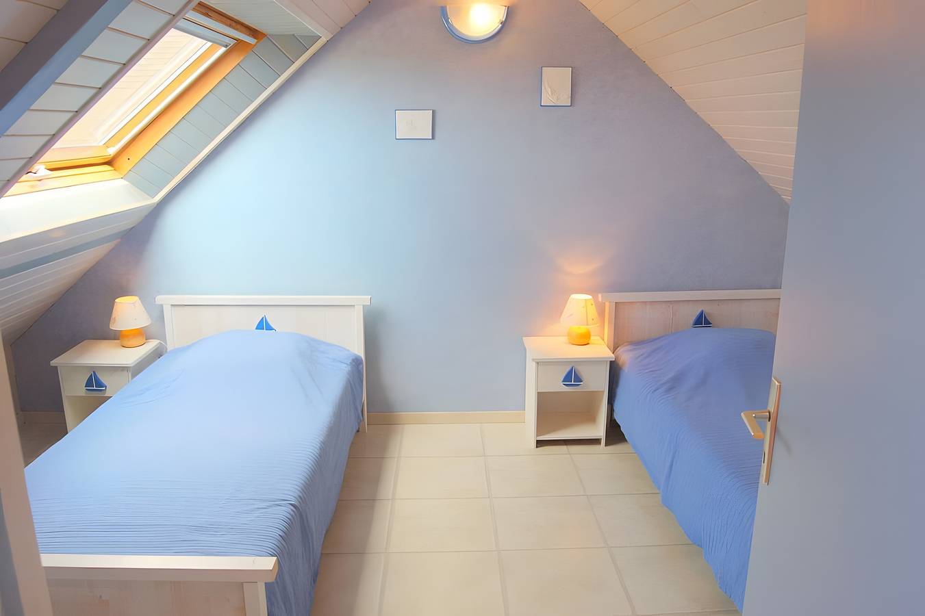 The Grand Cottage, 400 m from the Beach, Sleeps 11 in Kerhillio, Erdeven