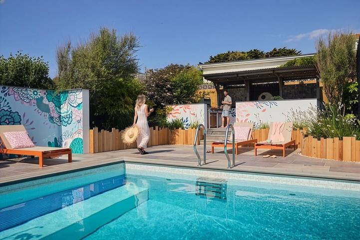 Cottage for 12 people, with Hot tub and Garden as well as Pool in Mawgan Porth