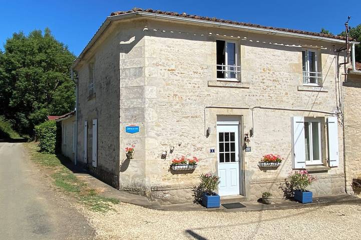 Location de vacances pour 8 personnes, avec Balcon/Terrasse ainsi que Terrasse et Jardin à La Caillère-Saint-Hilaire
